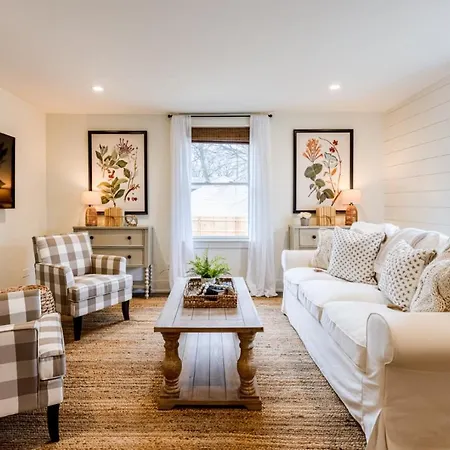 Downtown Luxury Farmhouse Apartment #4